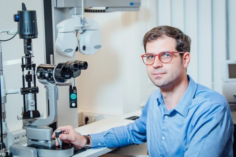 OA Dr. Franz Prager an der Spaltlampe